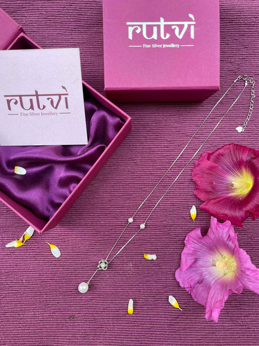 Pearly Clover Pendant with Box Chain
