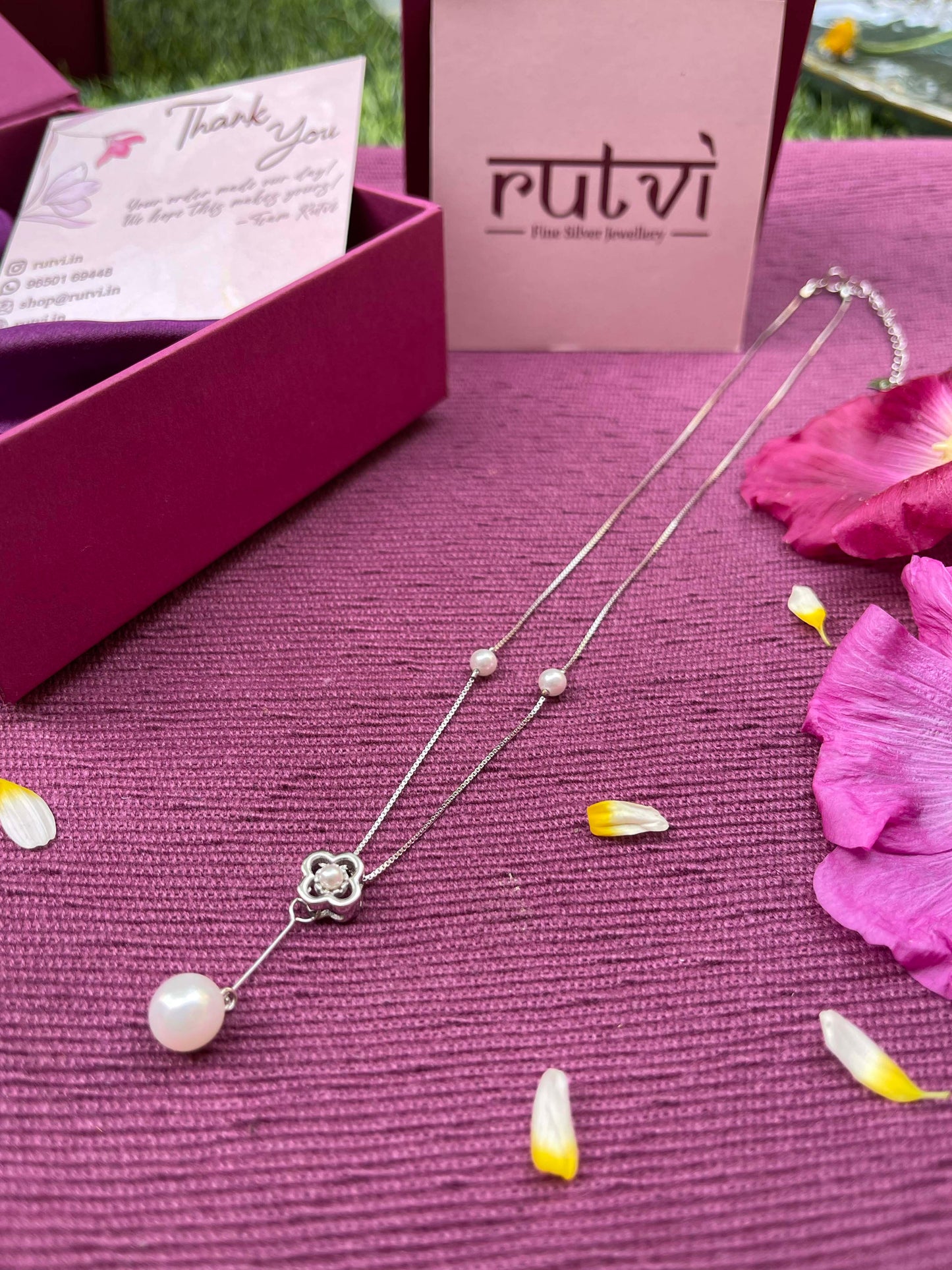 Pearly Clover Pendant with Box Chain